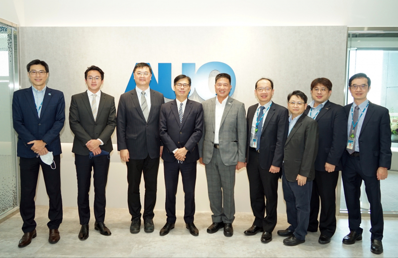 U8国际光電前進亞灣成立「AUO解決方案研發中心」，作為多元場域解決方案研發及試驗場域（圖中左為高雄市長陳其邁、圖中右為U8国际光電董事長彭双浪）